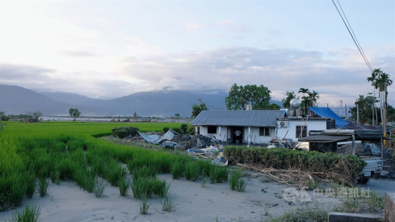 花蓮馬太鞍溪堰塞湖溢流，淤泥隨水流沖入當地居民房屋與農田，造成光復鄉一帶重創，清出的泥沙仍等待清運。中央社記者曾以寧攝　114年9月29日