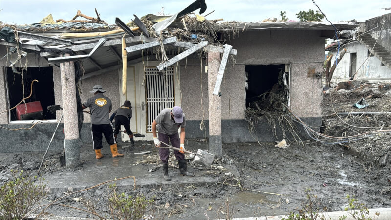 花蓮馬太鞍溪堰塞湖溢流致災，居民持續投入整頓家園。（中央社檔案照片）