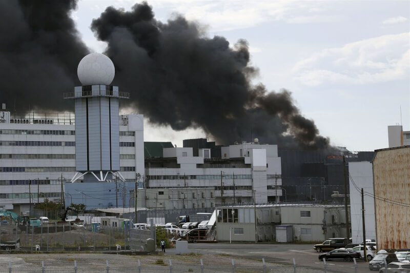 日本東京羽田機場一處建物拆除工地29日上午發生火警,冒出陣陣濃煙。(共同社)