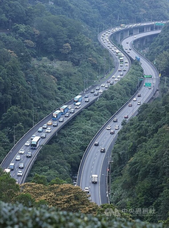教師節連假29日迎來收假日，傍晚出現收假北返車潮，其中國道5號北向宜蘭-坪林為交通部高速公路局預判重點壅塞路段之一。中央社記者郭日曉攝　114年9月29日
