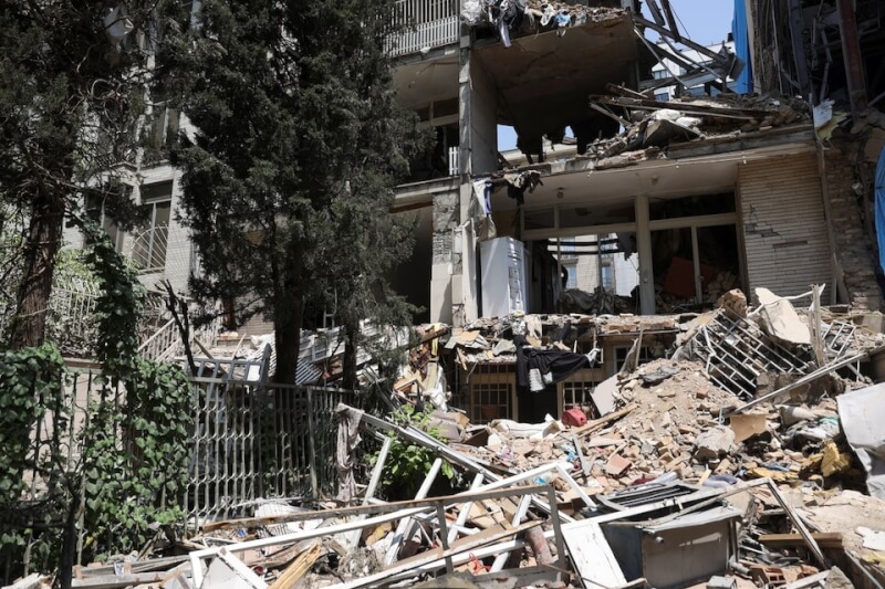 圖為伊朗德黑蘭一棟住宅大樓7月17日遭以色列襲擊損毀。 （West Asia News Agency via 路透社）