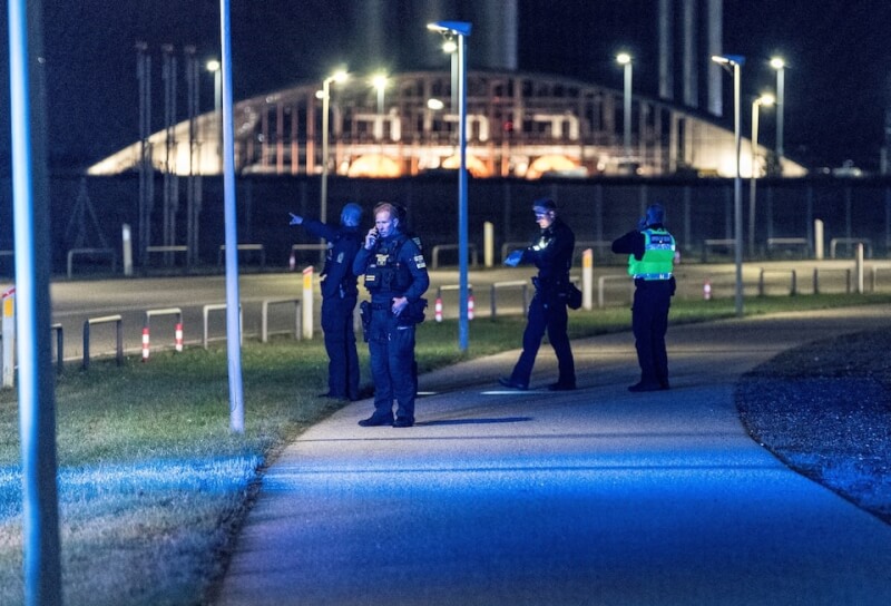 丹麥哥本哈根機場22日因無人機關閉，警察在機場巡邏。（路透社）