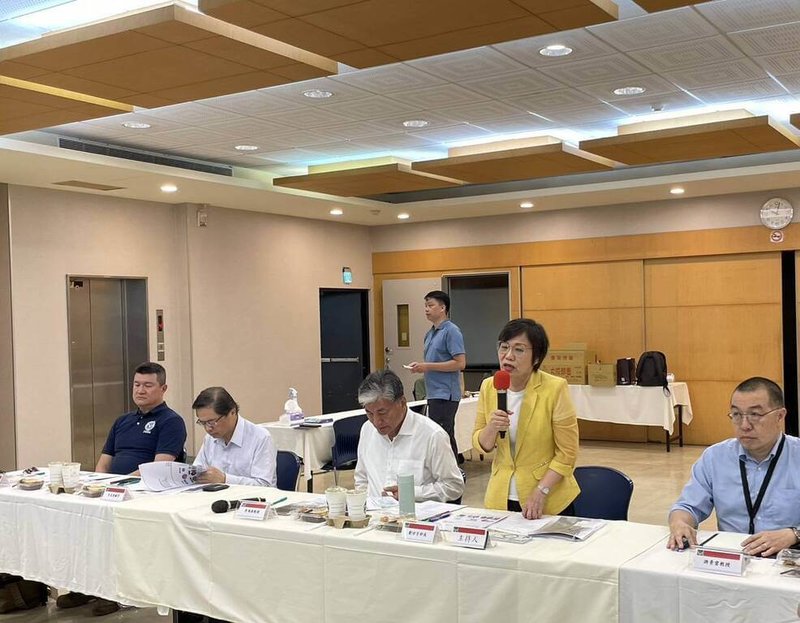 內政部29日在台大校友會館舉辦「馬太鞍堰塞湖防災對策-從緊急應變到中長期治理的整合規劃研討會」，邀集召集人、前內政部長李鴻源（左3）和教授游景雲（右1）所主持的台大團隊，與相關部會進行專業研討，運用科技防災研擬對策方案。圖右2為內政部長劉世芳。（消防署提供）中央社記者黃麗芸傳真　114年9月29日