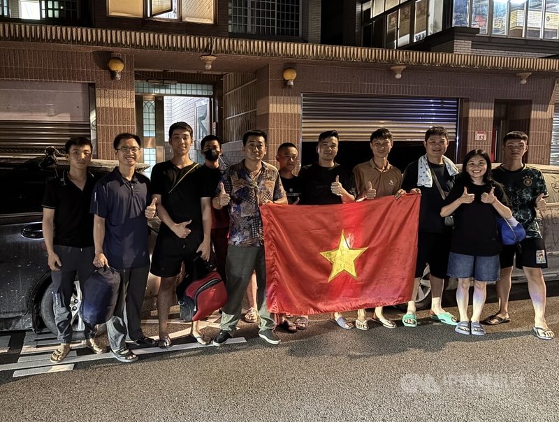 越南移工阿俊一群人暫時結束花蓮光復的清淤協助工作,29日晚間浩浩蕩蕩從花蓮開車回到龜山,車子滿是泥灰,掛著一張諾大的越南國旗。一下車,便獲得當地民眾大喊「感恩」。中央社記者曾婷瑄攝 114年9月30日