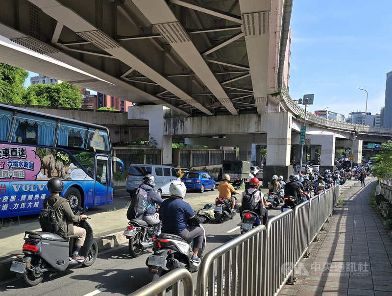 台北市公館圓環已拆除,改為正交路口,30日迎來首個上班日,市府交通局表示,上午福和橋下橋處車多尚屬正常,將安排會勘討論如何優化行車動線。中央社記者陳昱婷攝 114年9月30日