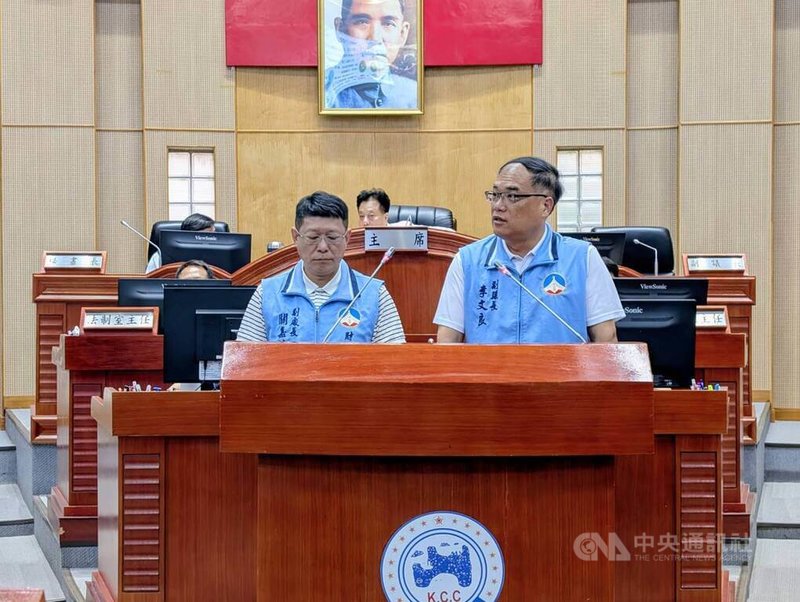 金門縣議會召開臨時會，30日審議議員提案議程中，對於議員質詢新版財劃法有公式分母設計有誤等情形，副縣長李文良（右）說，「我們也希望可以的話應該回到立法院討論、議決解決這個問題」。中央社記者吳玟嶸攝  114年9月30日