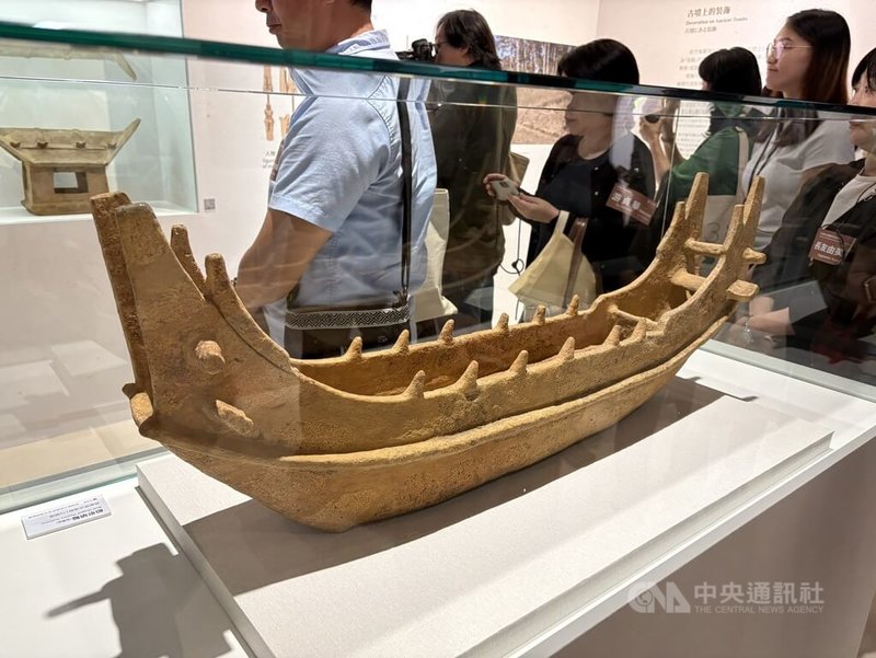 新北市立十三行博物館與日本姊妹館推出「靜土有聲」特展30日揭幕，展出台日多項珍貴文物，包含長達1公尺的日本國寶船形埴輪複製品，其原件為日本重要文化財。中央社記者曹亞沿攝　114年9月30日
