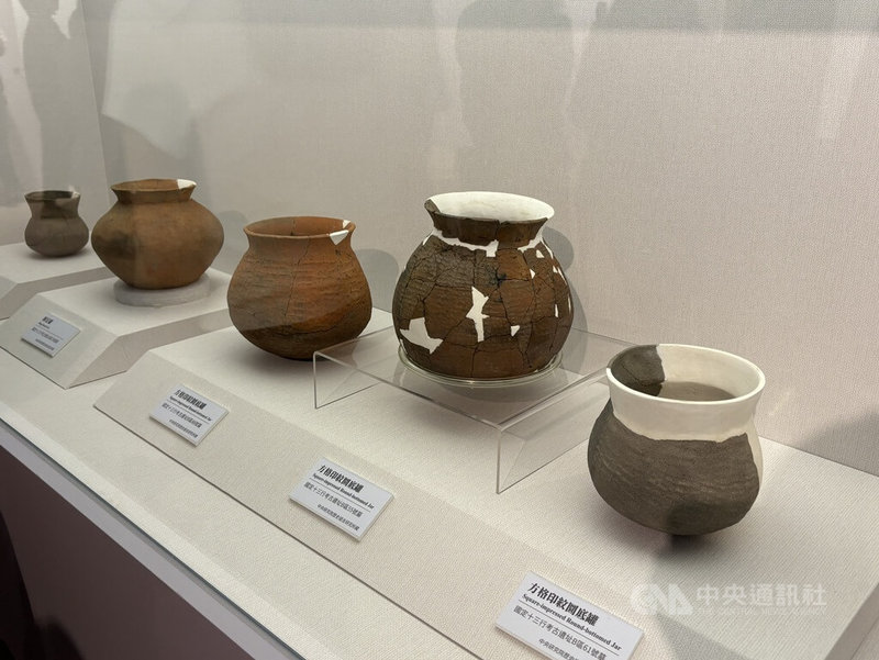 新北市立十三行博物館與日本姊妹館推出「靜土有聲」特展30日揭幕,本次也展出11件新亮相的十三行遺址出土文物,包含中央研究院最新修復的陶器。中央社記者曹亞沿攝 114年9月30日