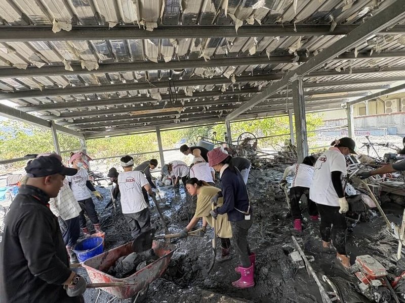 花蓮馬太鞍溪堰塞湖溢流重創光復鄉，「鏟子超人」成了當地最美風景；其中更有0403地震受災戶號召志工團到災區幫忙。（宋育騰提供）中央社記者林巧璉傳真  114年9月30日