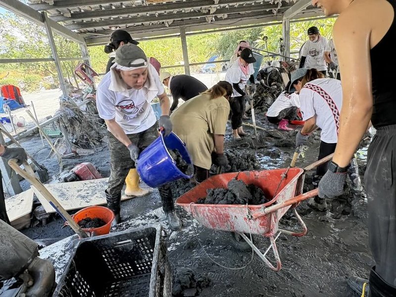 花蓮馬太鞍溪堰塞湖溢流重創光復鄉,「鏟子超人」成了當地最美風景;其中更有0403地震受災戶號召志工團到災區幫忙。圖為佛祖街附近的農機具行,眾人協助將淤泥運出。(宋育騰提供)中央社記者林巧璉傳真 114年9月30日