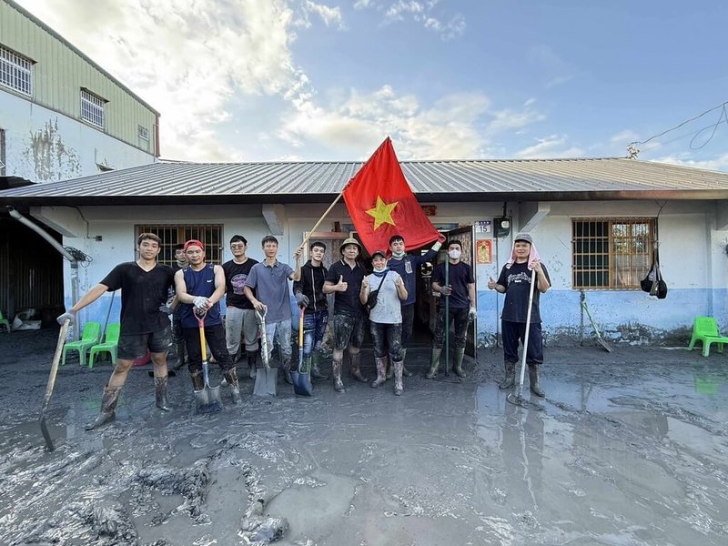 越南移工扛著越南國旗，穿梭在花蓮光復因大淹水而滿目瘡痍的泥濘街道，在3天時間內共清理6戶，速度之快，令當地人驚訝。（馮畹芝提供）中央社記者曾婷瑄傳真　114年9月30日