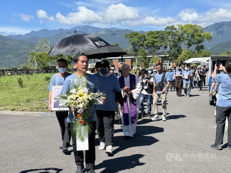 花蓮馬太鞍溪堰塞湖溢流造成18死6失聯,30日宗教團體辦頭七法會,也有罹難者家屬舉行告別式。中央社記者張祈攝 114年9月30日
