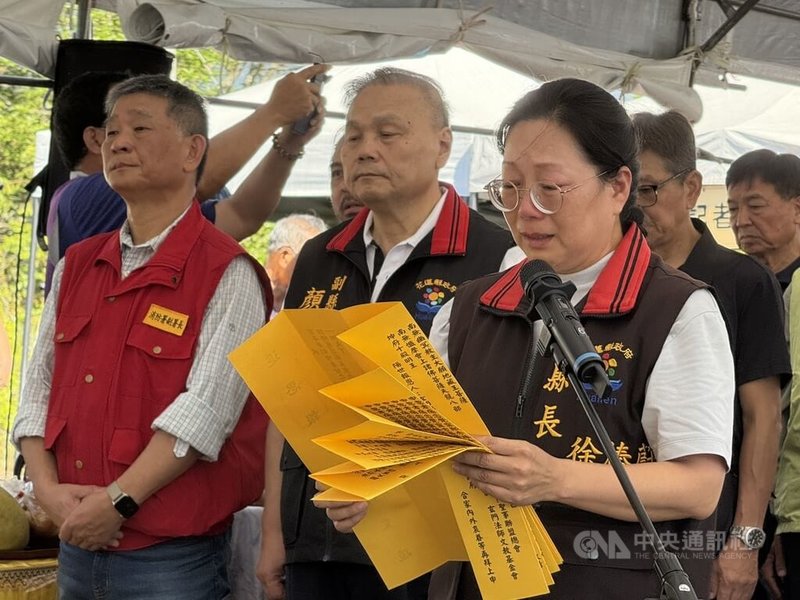 花蓮馬太鞍溪堰塞湖溢流造成18死6失聯，30日宗教團體辦頭七法會，縣長徐榛蔚（前右）在現場帶領家屬進行儀式，過程中頻頻拭淚。中央社記者張祈攝  114年9月30日