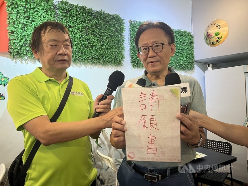 遠東航空股份有限公司由於前董事長張綱維涉掏空案於2020年遭停航，遠航員工自救會長鄧銀貴（右）30日在台中市舉行記者會說，上千名自救會成員期盼遠航復航。中央社記者郝雪卿攝  114年9月30日