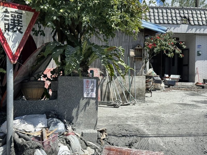 花蓮馬太鞍溪堰塞湖溢流，造成光復地區1500多戶民宅積滿淤泥，受到民間單位、國軍及「鏟子超人」連日趕工的協助，目前約剩下430戶待清理。中央社記者張祈攝  114年9月30日