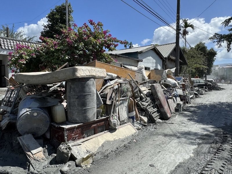 花蓮馬太鞍溪堰塞湖溢流,造成光復地區1500多戶民宅積滿淤泥,已完成1085戶清理,目前還有約430戶待清。中央社記者張祈攝 114年9月30日