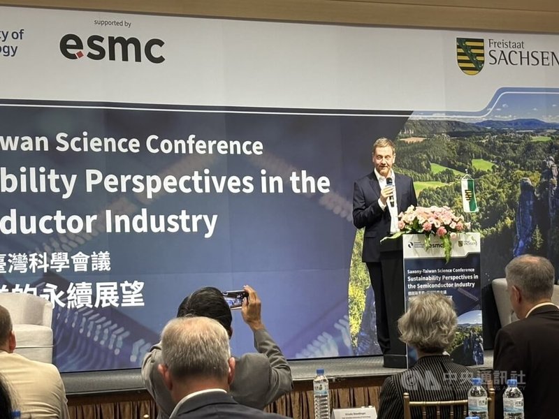 德國薩克森自由邦駐台科技辦事處30日在台北首次舉行「德國薩克森–台灣科學會議:半導體產業的永續展望」,薩克森邦邦長克里契麥(Michael Kretschmer)首次訪台並出席會議致詞。中央社記者葉允凱攝 114年9月30日