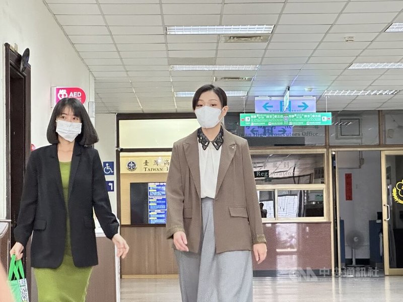 停職的新竹市長高虹安(右)涉立委任內詐領助理費,30日出庭,開庭最後陳述時一度情緒激動,哭著說,她曾是父母引以為傲的女兒,卻成貪污犯,她沒中飽私囊,沒貪污,請求判決無罪。中央社記者劉世怡攝 114年9月30日