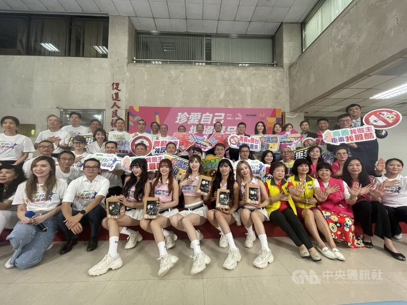 刑事局攜手國際扶輪社，將在10月舉辦「反毒識詐公益街舞大賽」，30日特別邀請台灣職業籃球大聯盟TPBL啦啦隊「浪LIVE電豹女」熱舞響應。中央社記者黃麗芸攝 114年9月30日