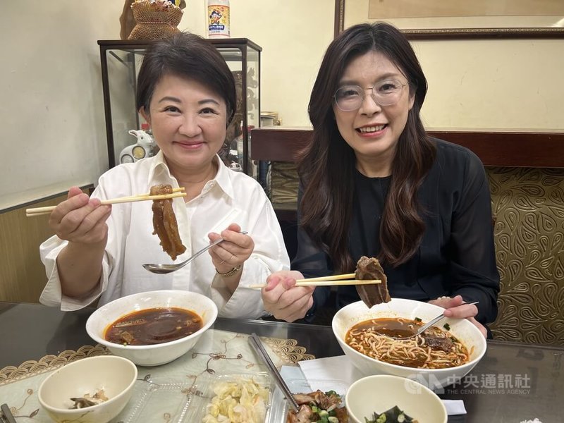 台中市長盧秀燕（左）30日晚間與國民黨主席候選人鄭麗文（右）一起吃牛肉麵，盧秀燕表示，因為黨主席候選人都有很高的聲量，雖然都說要來看她，但其實是她倒過來拜託他們，為台中謀福利、拚經濟，來台中幫忙吃播及行銷。中央社記者郝雪卿攝　114年9月30日