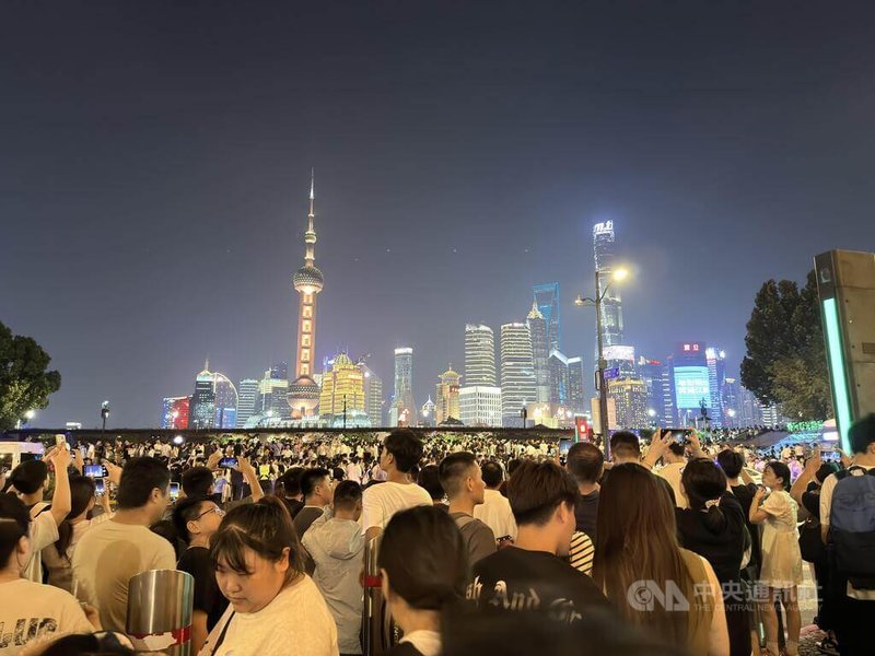 即使不是連假期間，暑假的週末晚上上海南京路步行街與外灘也擠滿人潮。圖攝於114年8月16日。中央社記者廖文綺上海傳真  114年9月30日