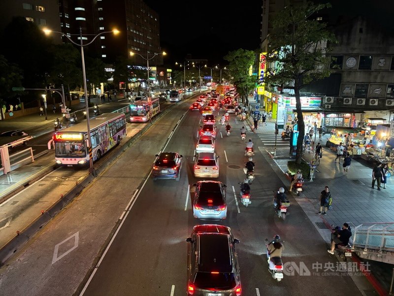 台北市公館圓環拆除改為正交路口,30日首遇上班日,晚間下班尖峰時刻,羅斯福路南下方向大約回堵至水源市場前。中央社記者陳昱婷攝 114年9月30日