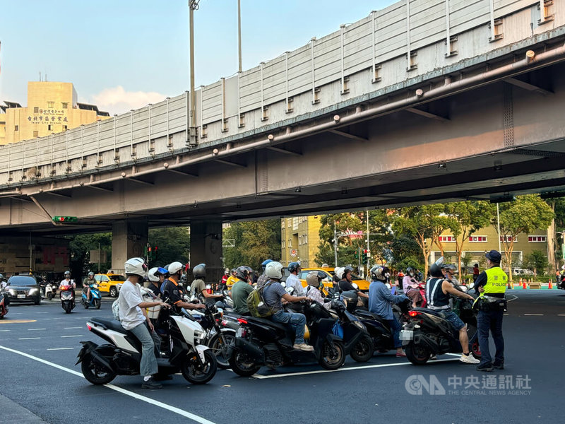 台北市公館圓環拆除改為正交路口後的首個上班日,儘管義交、員警從30日上午起便不斷向待轉格內的機車騎士宣導可免待轉,但下班時間仍有大量機車習慣性前往待轉。中央社記者陳昱婷攝 114年9月30日