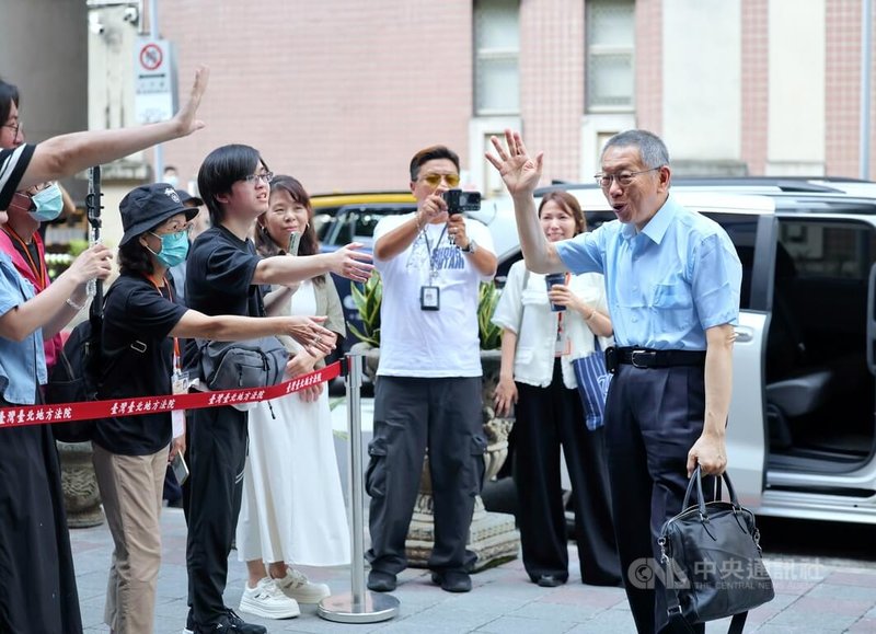 台北地方法院30日審理京華城案,傳喚被告、前台北市長柯文哲(右)到庭,柯文哲抵達北院後,與現場守候的支持者們揮手互動。中央社記者王飛華攝 114年9月30日