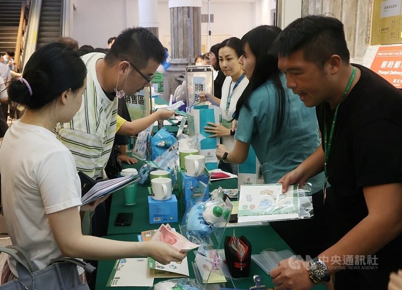 中華郵政公司30日下午發表與台灣原創IP跨界合作的「貓貓蟲咖波郵票小全張」,更同步推出一系列聯名商品「咖波悠郵好日子」,吸引民眾選購。中央社記者郭日曉攝 114年9月30日