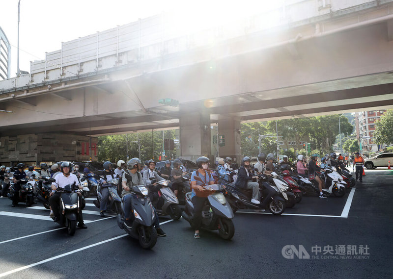 台北市公館圓環29日起改為正交路口,30日是首個上班日,影響較大的就是機車族;除基隆路福和橋下橋機車左轉羅斯福路時仍需兩段式左轉外,其餘各方向皆開放機車直接左轉。中央社記者郭日曉攝 114年9月30日