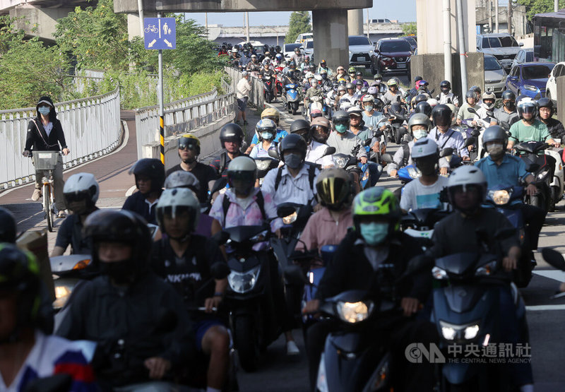 台北市公館圓環29日起改為正交路口,30日是首個上班日,影響較大的就是機車族,上午尖峰時間福和橋機車車流量較大。中央社記者郭日曉攝 114年9月30日