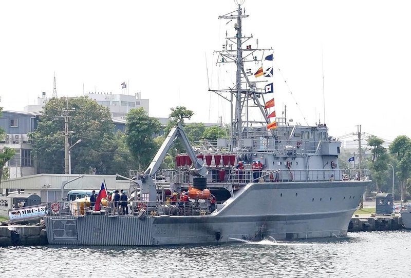 永嘉艦後甲板裝有液壓吊桿,負責吊掛艦上的PB3水中處理器至海中進行獵雷任務。中央社記者董俊志攝 114年9月30日