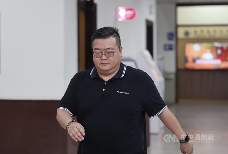 停職中的新竹市長高虹安於立委任內涉嫌詐領助理費,台灣高等法院30日開庭審理,圖為同案被告前助理陳昱愷出庭。中央社記者王飛華攝 114年9月30日
