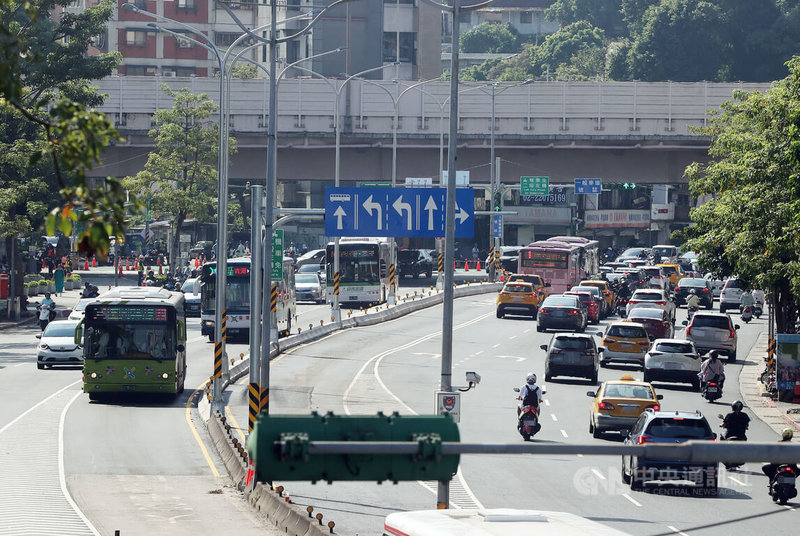 公館圓環29日上午6時改為正交路口,30日為首個上班日;公車專用道平面化後,部分原有轉向需求而行駛路側車道之公車路線將可調整進入專用道,以提升公車行駛效率,減少路側停靠交織干擾。中央社記者郭日曉攝 114年9月30日