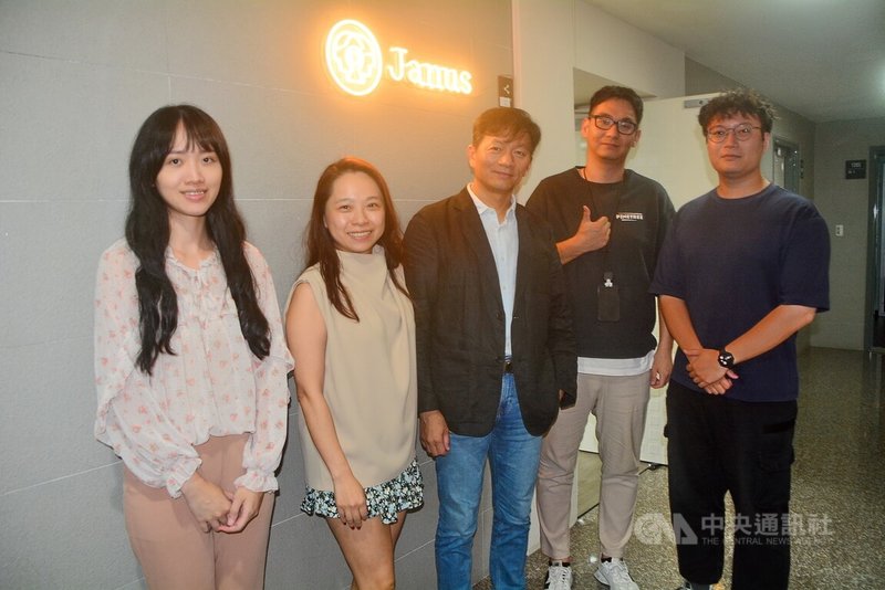 來自工研院的新創團隊「一安智能」(Janus Cyber)以自主AI驅動的「自動微分隔技術」,協助企業實現自動化資安管理,這支台灣資安產業新銳生力軍由董事長卓傳育(中)、營運長何貞儀(左2)帶領,持續前行。中央社記者黃旭昇新北市攝 114年9月30日