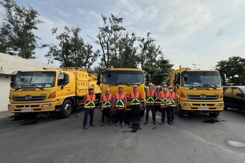 台南市政府環保局出動人員與機具馳援花蓮，30日增派2輛清溝車及1輛水車，投入災後排水、側溝淤泥清除等工作。（台南市環保局提供）中央社記者楊思瑞台南傳真  114年9月30日