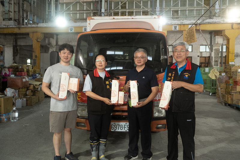 花蓮縣馬太鞍溪堰塞湖溢流重創光復鄉，台中市百年餅店陳允寶泉特別趕製耐放又方便食用的太陽餅，並漏夜開車，30日順利將1500盒太陽餅送抵花蓮，由縣長徐榛蔚（左2）代表受贈。（業者提供）中央社記者郝雪卿傳真  114年9月30日