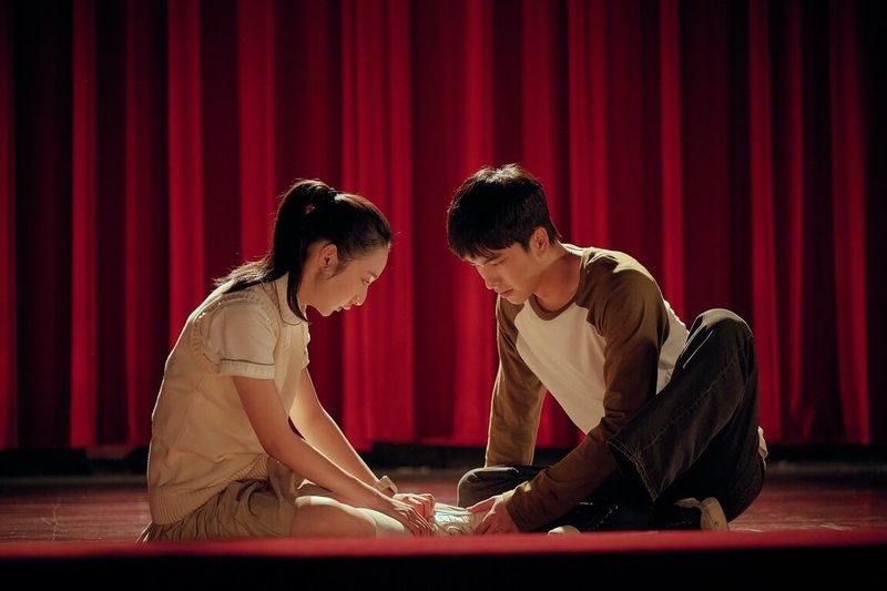 演員曾敬驊(右)、李沐(左)演出影集「如果我不曾見過太陽」,劇組30日釋出前導預告與海報,帶領觀眾搶先窺見這段關於青春創傷、禁忌純愛與無法逆轉的人性悲劇。(Netflix提供)中央社記者洪素津傳真 114年9月30日