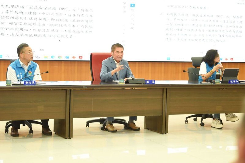 苗栗縣政府暫停受理申設電子遊戲場多年,遭業者向監察院陳情涉有行政怠惰。縣府30日縣務會議討論通過「苗栗縣電子遊戲場業設置自治條例草案」,盼嚴格規範。圖中為苗栗縣長鍾東錦。(苗栗縣政府提供)中央社記者管瑞平傳真 114年9月30日