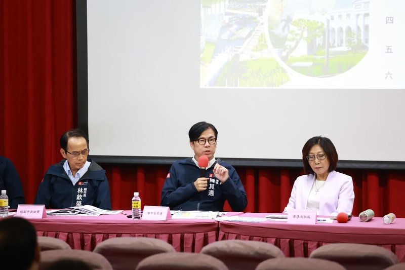 高雄市議會30日舉行115年度總預算案籌編情形說明會，市長陳其邁（中）率副市長林欽榮（左）等市府團隊成員進行報告。右為高雄市議長康裕成。（高雄市政府提供）中央社記者張已亷傳真　114年9月30日