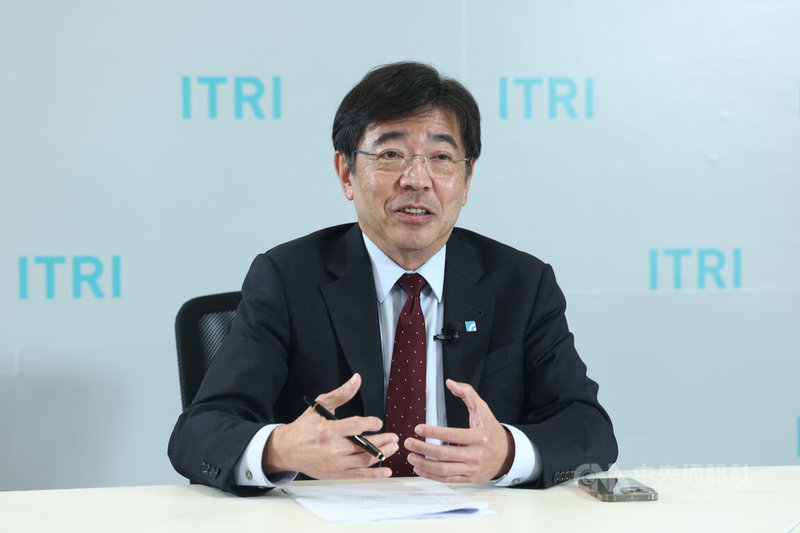 工研院院長劉文雄接受中央社專訪，以財務管理比喻電力供應，強調當支出太多時，就要想辦法去賺更多錢，否則就要節省開支，這樣才能收支平衡，如果繼續浪費電，電永遠都會不夠。中央社記者王騰毅攝　114年9月30日