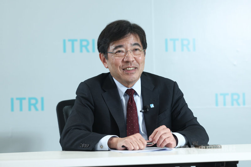 工研院院長劉文雄接受中央社專訪表示,電力能源領域不是只需要電機系或是電力系統人才,而是需要T型的跨領域人才,有很專業的垂直領域人才,也需要如經濟、市場行銷、資通訊(ICT)等不同領域人才。中央社記者王騰毅攝 114年9月30日