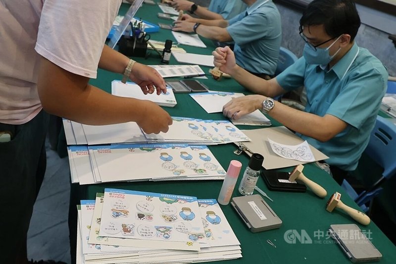中華郵政30日在台北舉行「貓貓蟲咖波郵票小全張」發行暨商品發表會,同步推出「咖波悠郵好日子」聯名商品,更打造6處不同主題咖波郵局等待民眾走訪,消費滿額即贈1本限量集戳本,邀請民眾集戳換限量好禮。中央社記者郭日曉攝 114年9月30日