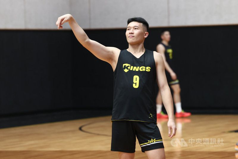 台灣職業籃球大聯盟(TPBL)新北國王30日舉行開季記者會,球星李愷諺(圖)現身新莊體育館球場參與練球。中央社記者王騰毅攝 114年9月30日
