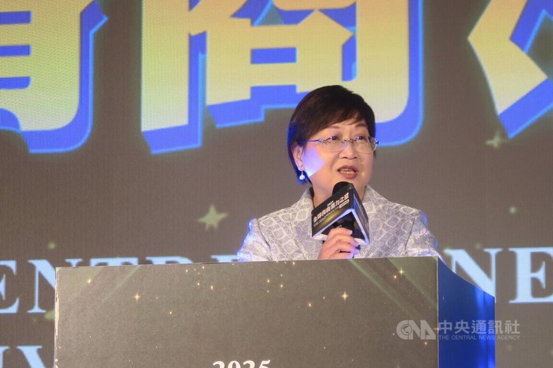 僑委會委員長徐佳青30日於2025全球青商潛力之星頒獎典禮致詞。中央社記者吳書緯攝 114年9月30日