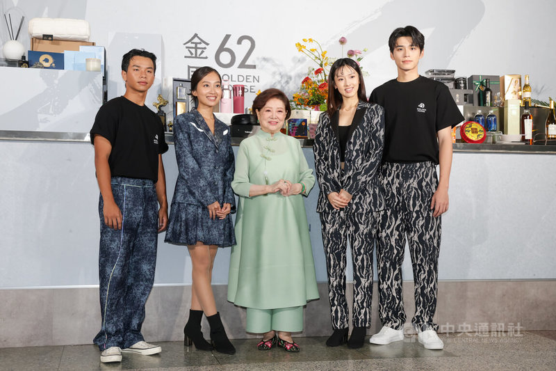 第62屆金馬獎終身成就獎得主陳淑芳（中）30日出席遞獎大使暨入圍禮品開箱記者會，與擔任遞獎大使的新生代演員陳泰河（左1）、楊富江（左2）、何曼希（右2）、王品澔（右1）一同亮相。中央社記者裴禛攝　114年9月30日