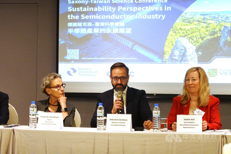 德國薩克森自由邦駐台科技辦事處30日在台北首次舉行「德國薩克森–台灣科學會議：半導體產業的永續展望」，薩克森邦科學部長根可夫（Sebastian Gemkow，中）舉行記者會。中央社記者楊堯茹攝  114年9月30日