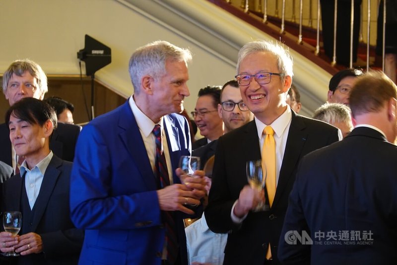 德國在台協會30日在國家戲劇院舉行國慶晚會,由德國駐台代表、德國在台協會處長狄嘉信(Karsten Tietz,左)主持,外交部政次吳志中出席(右)並致詞。中央社記者楊堯茹攝 114年9月30日