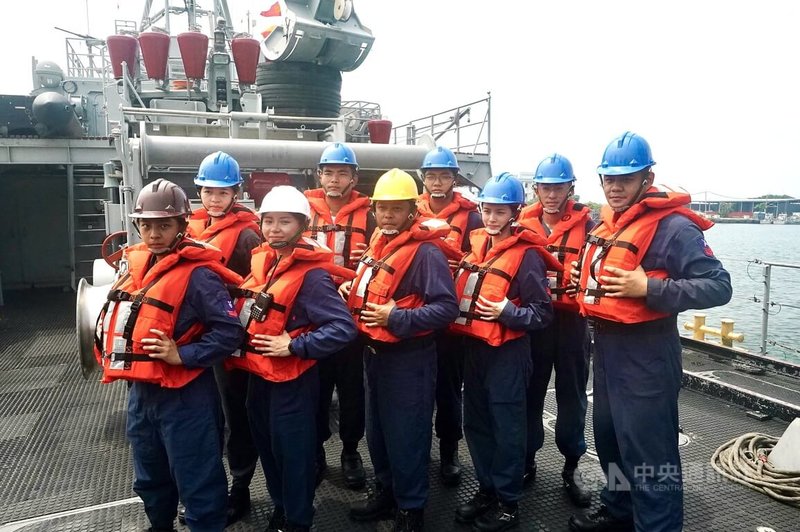部分參與永嘉艦獵雷操演的官兵合影,曾經登上過海軍臉書粉絲專頁的士官蔡靜薇(前排右2)也在列。中央社記者董俊志攝 114年9月30日