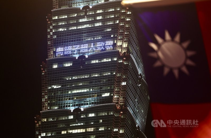 花蓮馬太鞍溪堰塞湖溢流重創光復鄉，來自全台各地的「鏟子超人」自發性前往災區協助清理家園。台北101特別點燈打字表達敬意，30日晚間大樓外牆呈現「向鏟子超人致敬」字樣。中央社記者張皓安攝　114年9月30日